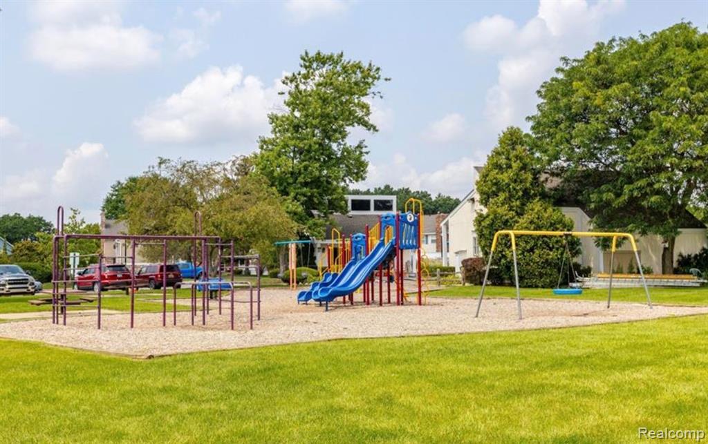 21382 E GLEN HAVEN Circle, Northville, MI 48167 — Photo 25