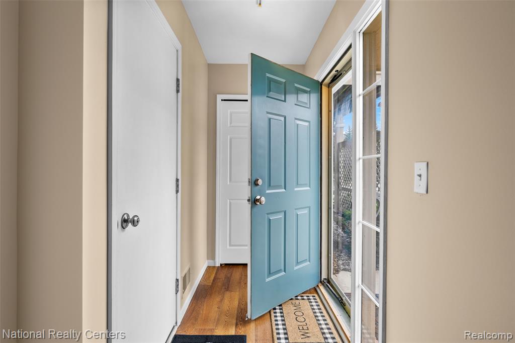 7201 Farmingdale Lane, Walled Lake, MI 48390 — Photo 4