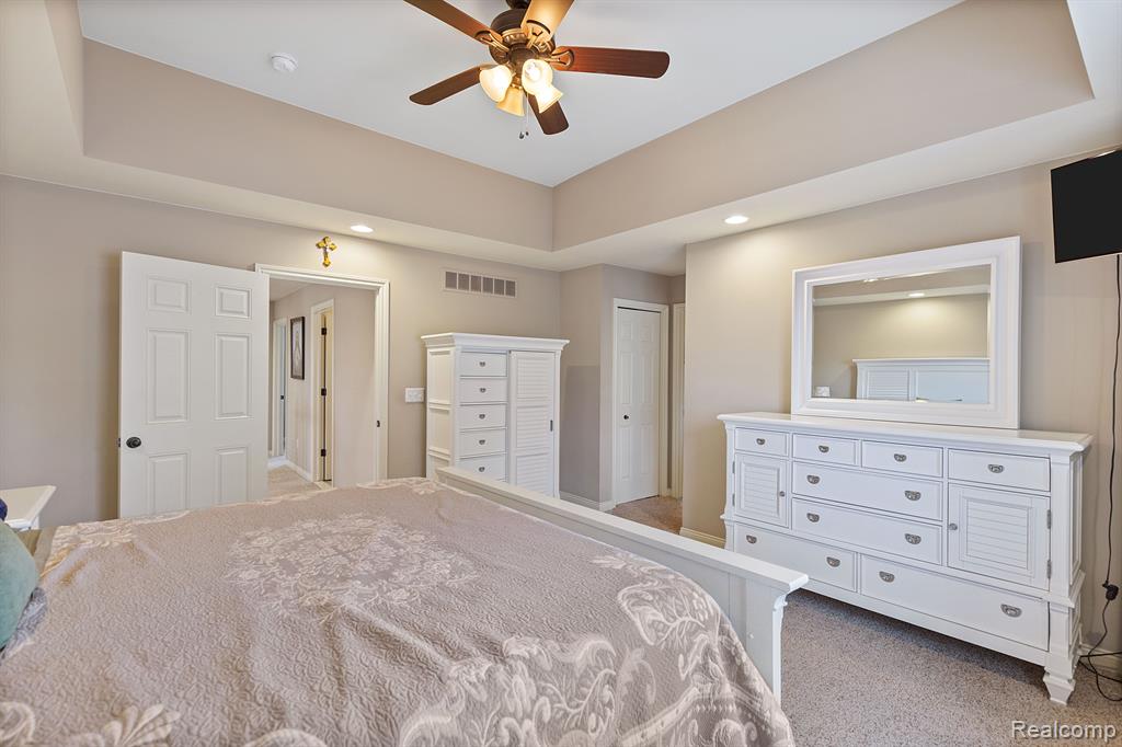 49751 GOLDEN PARK Drive, Shelby Twp, MI 48315 — Photo 24