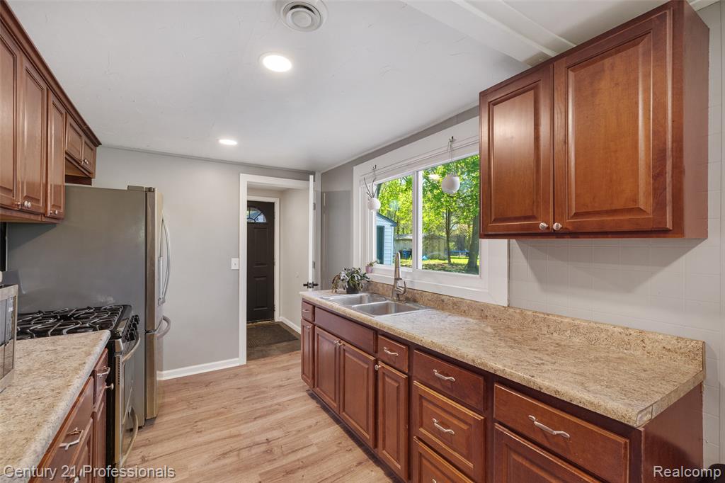 2830 Deland Road, Waterford, MI 48329 — Photo 9