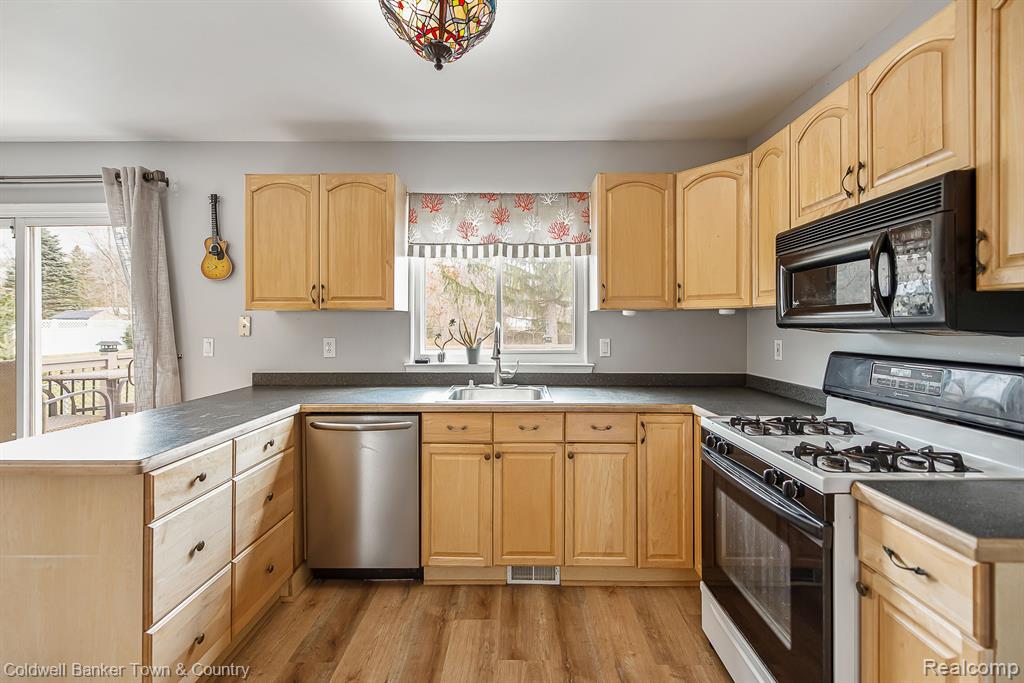915 TANAGER Trail, Howell, MI 48843 — Photo 12
