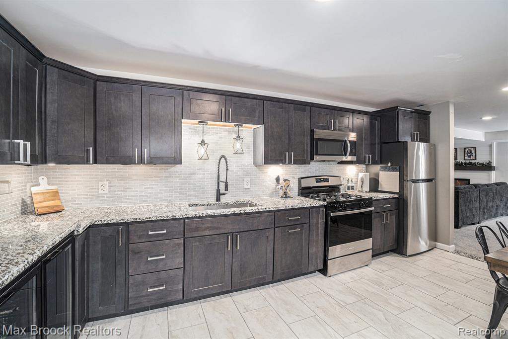 11412 Delmar Drive, Fenton, MI 48430 — Photo 25