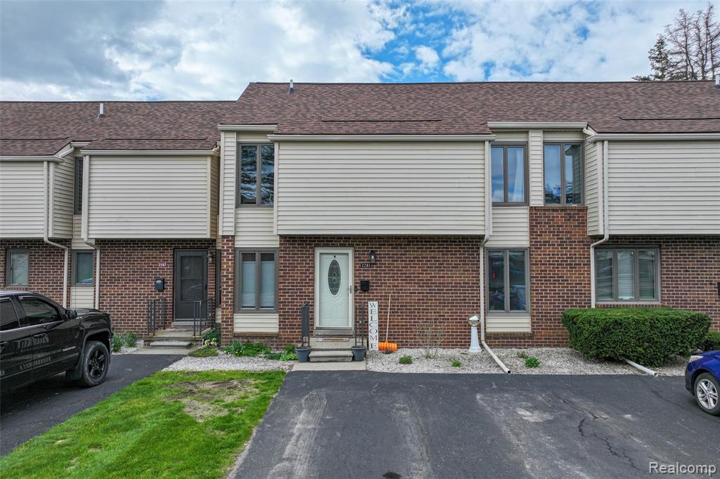 2201 Village West Drive S, Lapeer, MI 48446 — front exterior