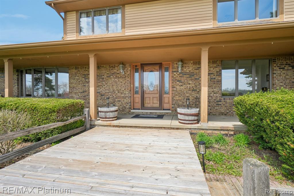 555 Crawford Farm Lane, Milford, MI 48380 — Photo 3