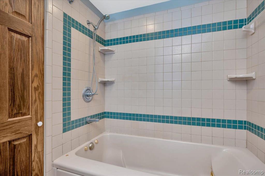 10352 HEGEL Road, Goodrich Vlg, MI — Photo 23