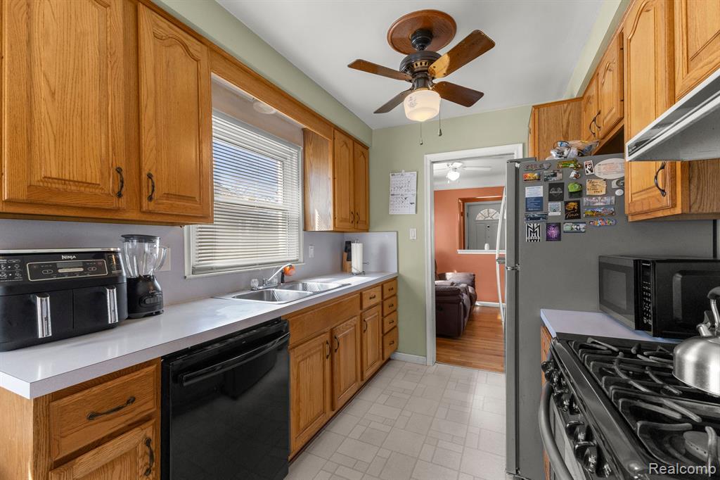 8246 LOCHDALE Street, Dearborn Heights, MI 48127 — Photo 15