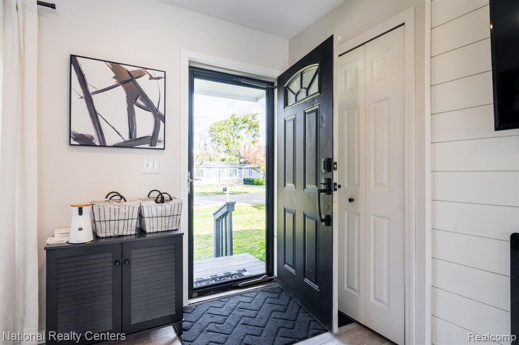2825 Wall Street, Keego Harbor, MI 48320 — Photo 3