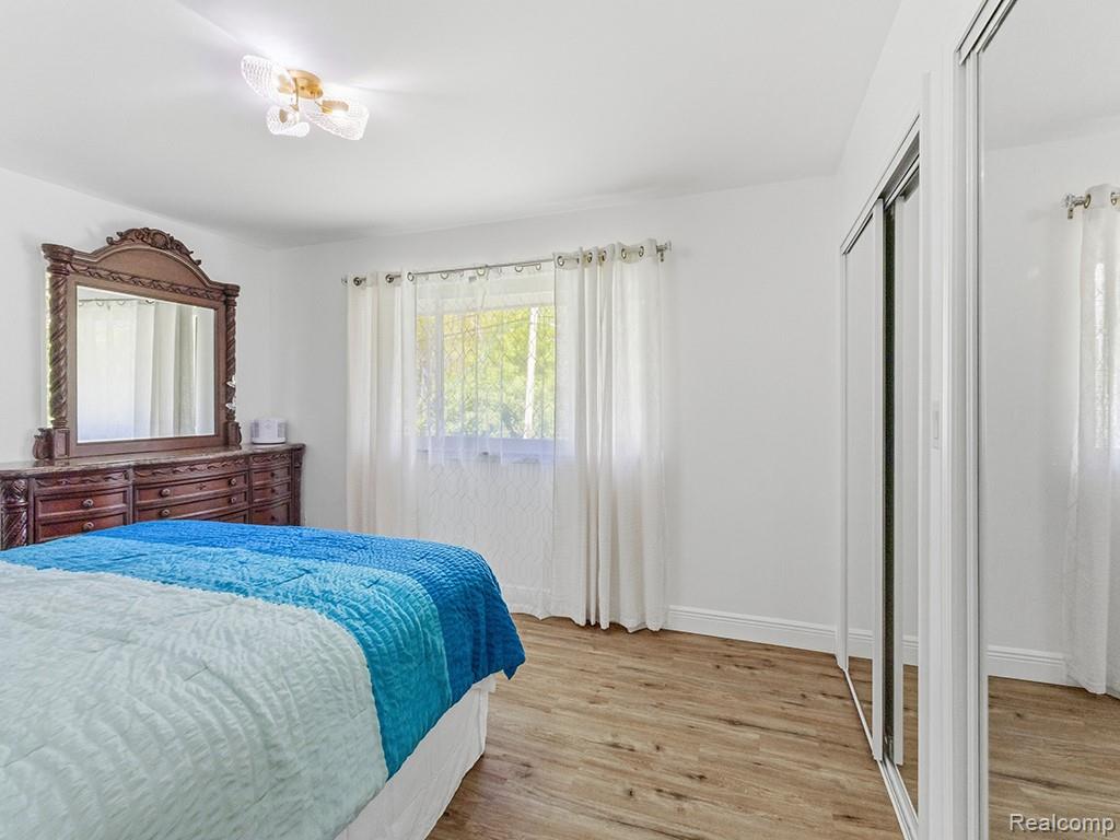17361 W OUTER Drive, Dearborn Heights, MI 48127 — Photo 20