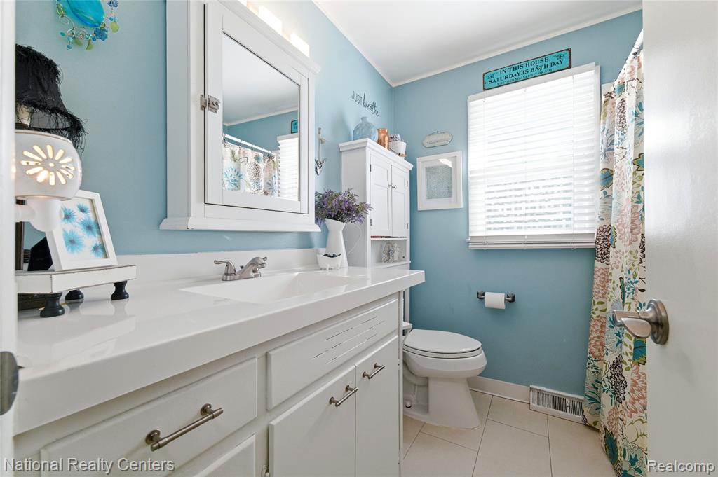 1955 Maddy Lane, Keego Harbor, MI 48320 — Photo 12
