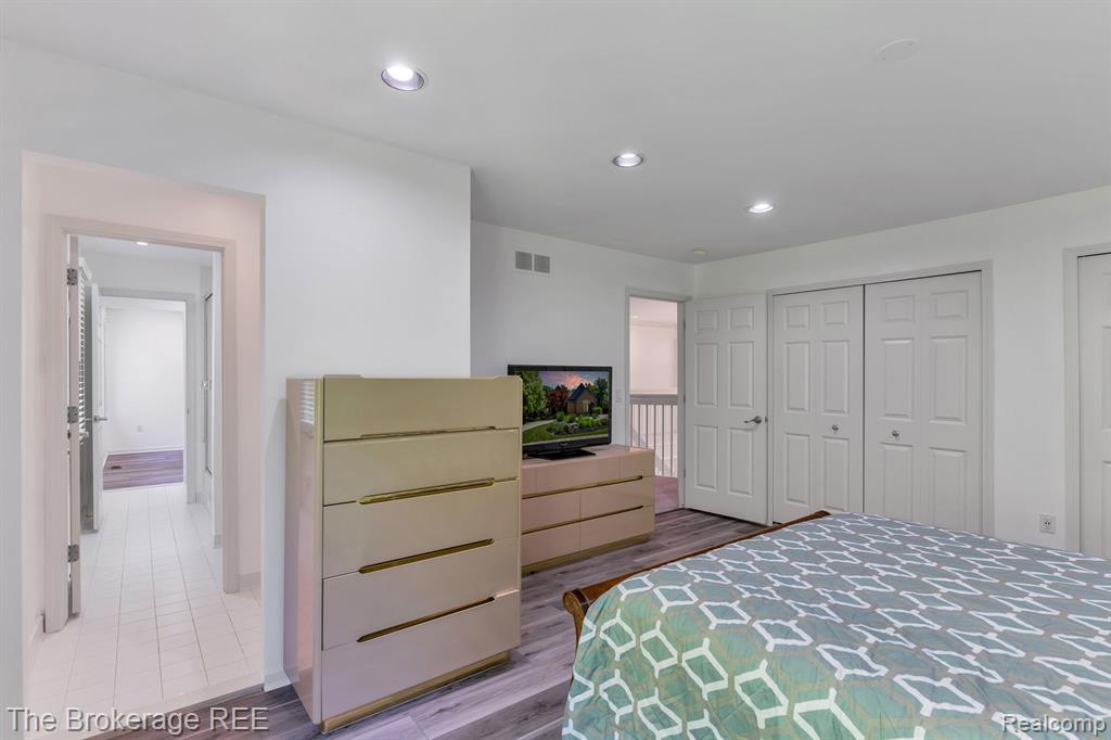 6995 HAWK WOODS Court, West Bloomfield, MI — Photo 39