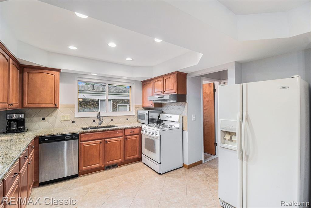 4909 DICKSON Drive, Sterling Heights, MI 48310 — Photo 4