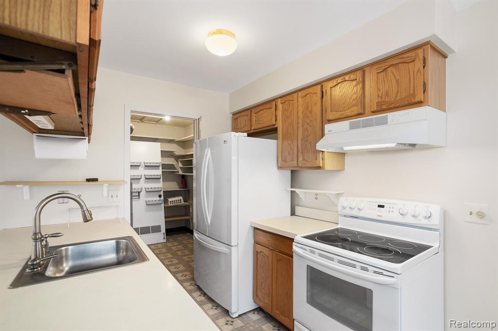 381 NEPTUNE Drive, Walled Lake, MI 48390 — Photo 13