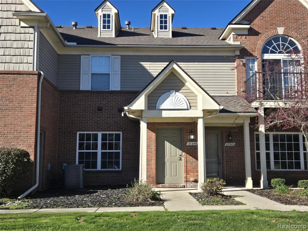 27349 Hidden Oaks Drive, Trenton, MI 48183