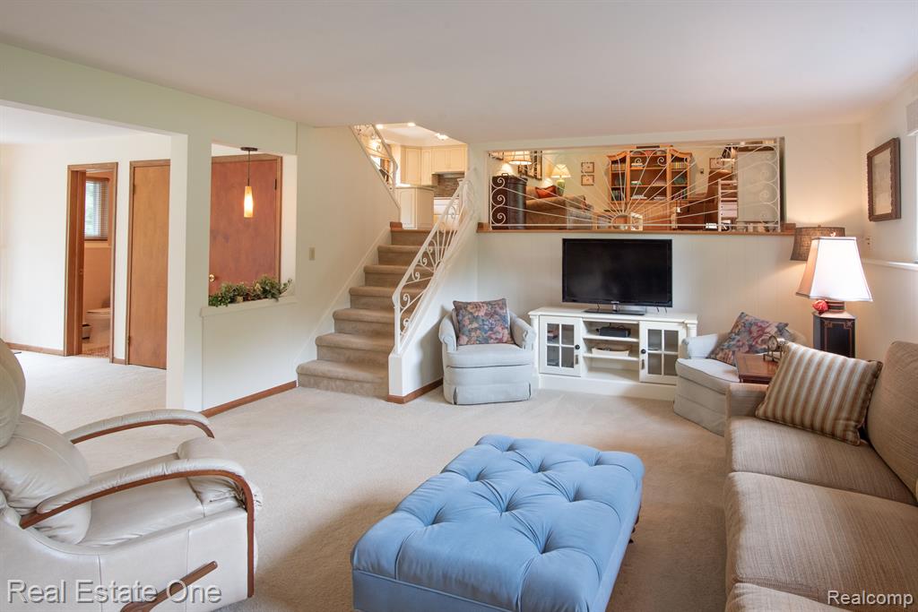915 BRANTFORD Road, Rochester, MI 48306 — Photo 11