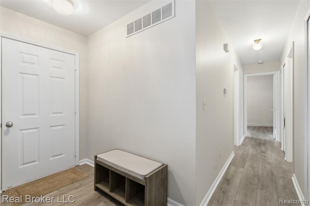 8152 Fox Hollow Road, Goodrich Vlg, MI — Photo 12