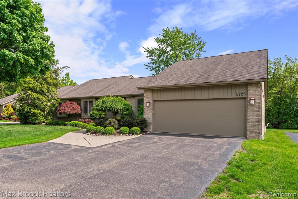 5725 Ridgewood Road, West Bloomfield, MI — Photo 3