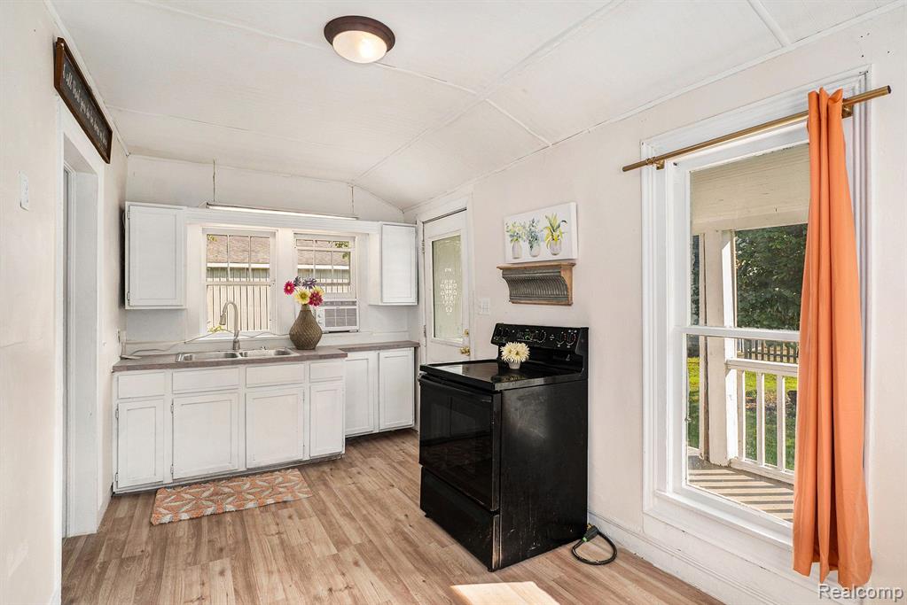 102 W MAPLE Street, Byron, MI 48418 — Photo 8