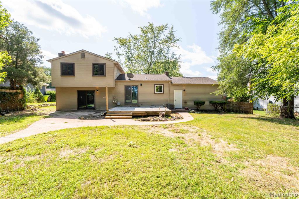 8962 Glasgow Drive, White Lake, MI — Photo 43