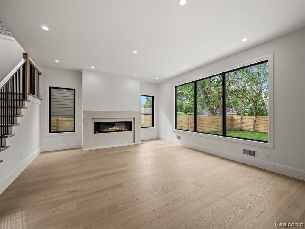 706 W HOUSTONIA Avenue, Royal Oak, MI 48073 — Photo 9