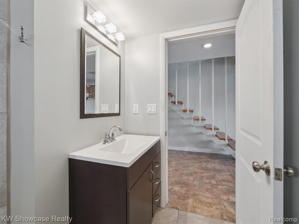 688 Wolverine Drive, Walled Lake, MI 48390 — Photo 45