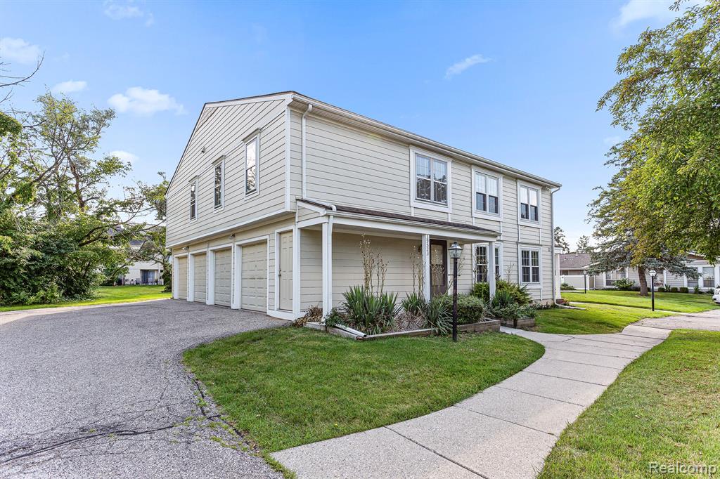 39523 VILLAGE WOOD Road, Novi, MI — Photo 20
