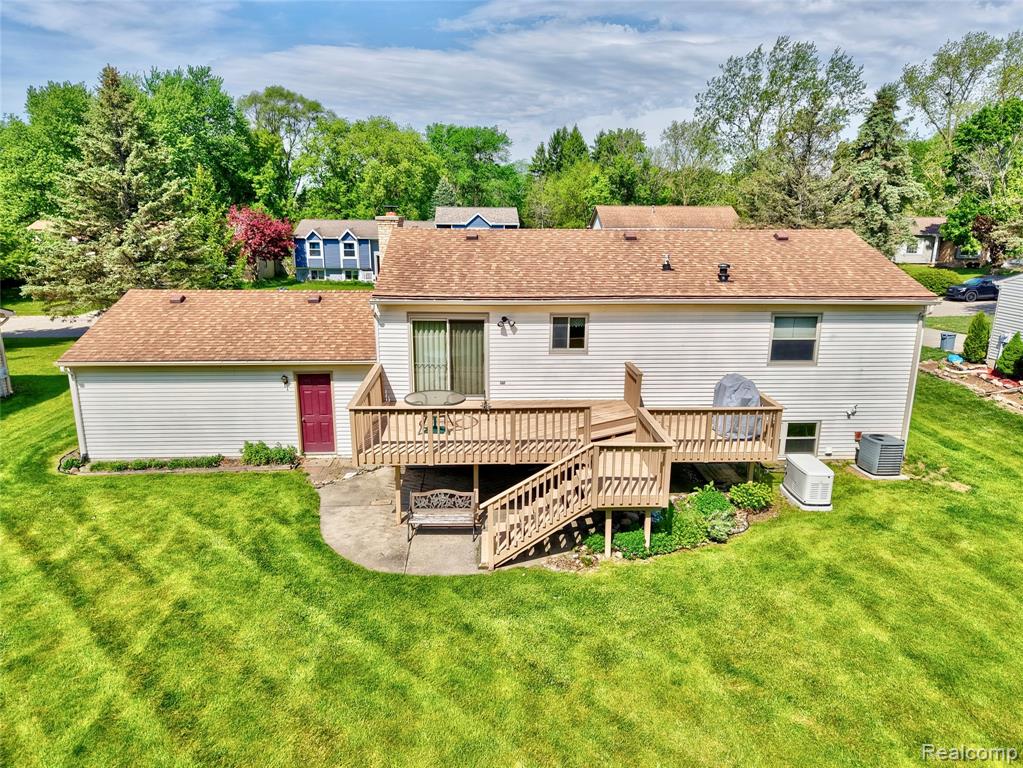 6059 Stockbridge Commons Trail, Grand Blanc, MI 48439 — Photo 2