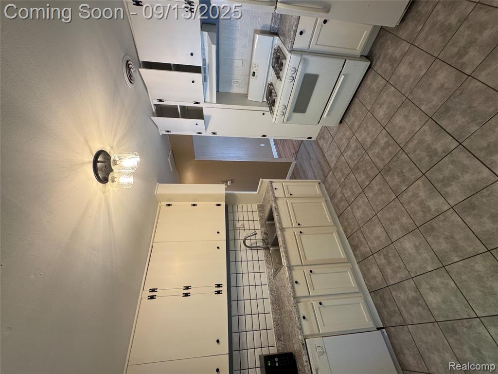 79 E Hudson Avenue, Madison Heights, MI 48071 — Photo 5