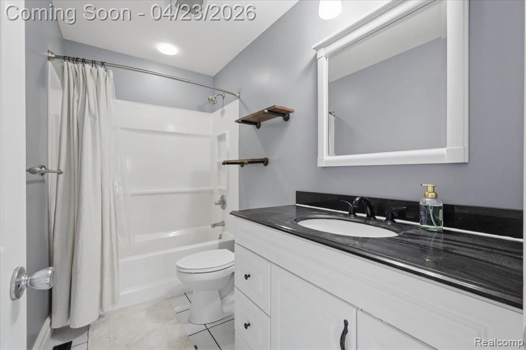 4008 Woodmere Drive, Waterford, MI 48329 — Photo 17