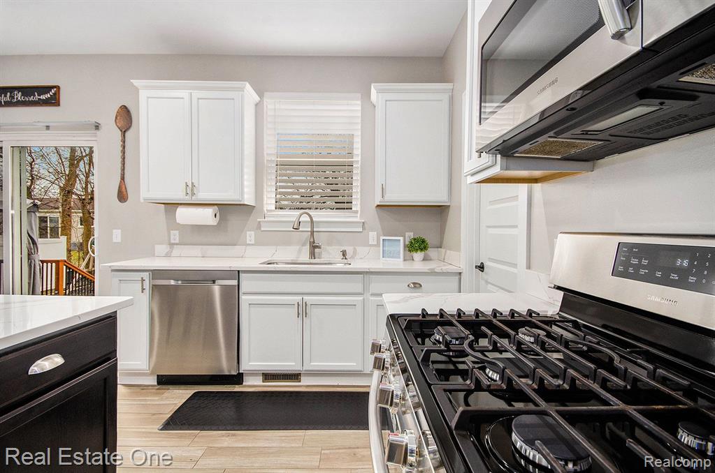 47618 VIOLA Lane, New Baltimore, MI 48047 — Photo 9