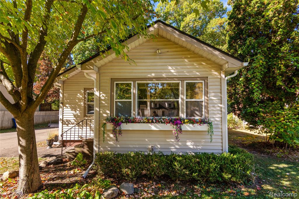 4209 Laforest Drive, Waterford, MI 48329 — front exterior