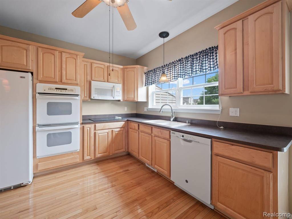 694 W BLUFF, Rochester Hills, MI 48307 — Photo 14