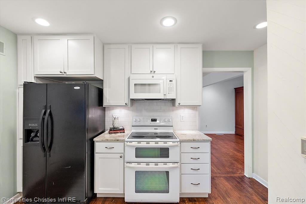 971 Stratford Lane, 22, Bloomfield Hills, MI 48304 — Photo 14