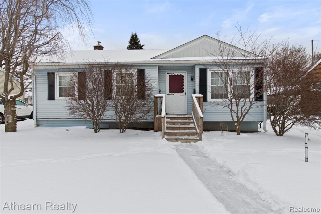 822 SOUTHWOOD Drive, Fenton, MI 48430 — front exterior