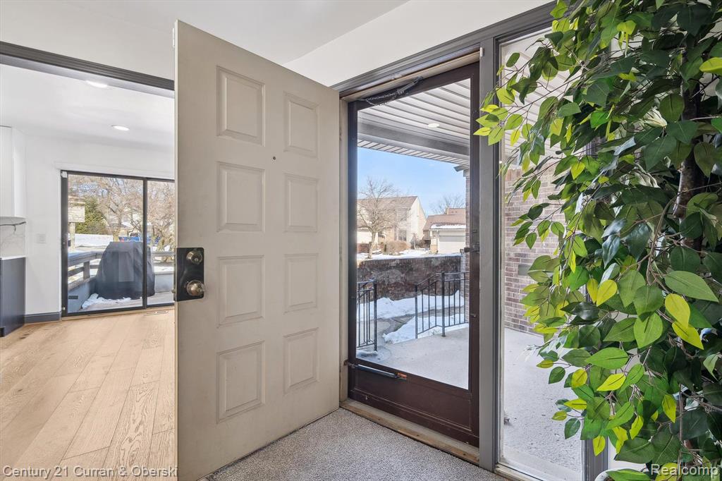 29345 E CHANTICLEER Drive, Southfield, MI 48034 — Photo 7