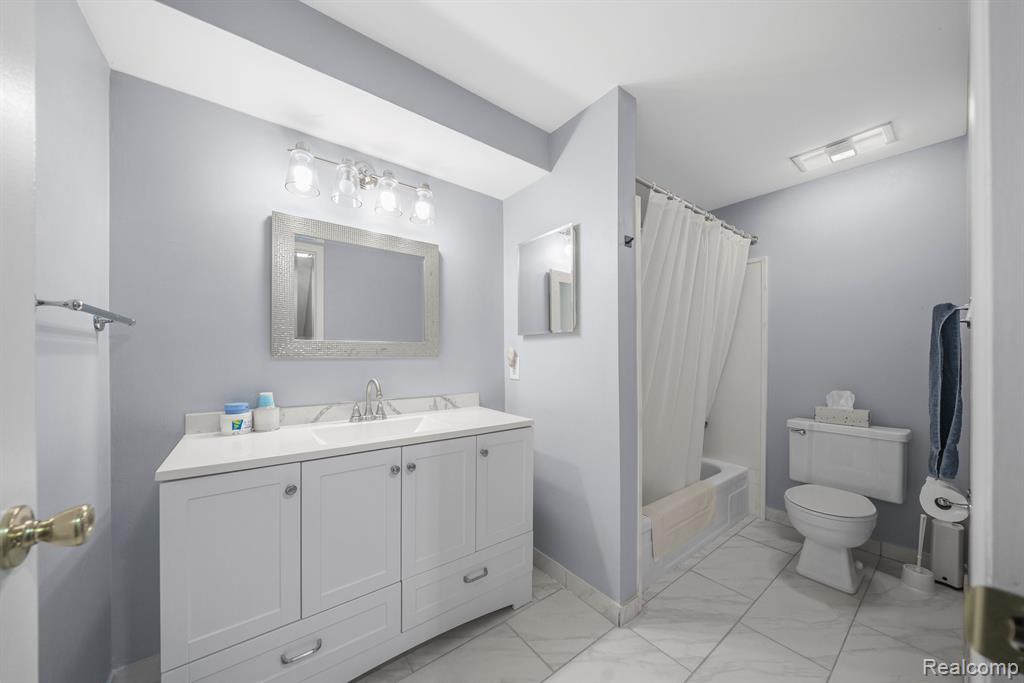 29960 CITY CENTER Drive, 2, Warren, MI 48093 — Photo 13