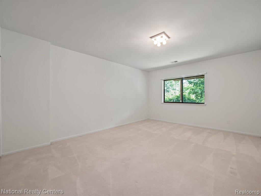 4888 WOODCLIFF HILL Road, West Bloomfield, MI 48323 — Photo 39