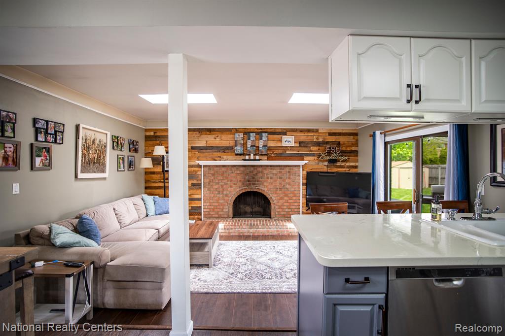 42438 SOMERSET Court, Canton, MI 48187 — Photo 8