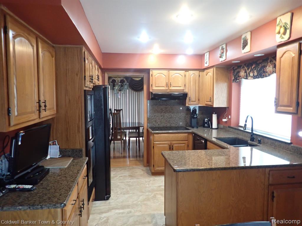 37711 AMBER Drive, Farmington Hills, MI 48331 — Photo 12