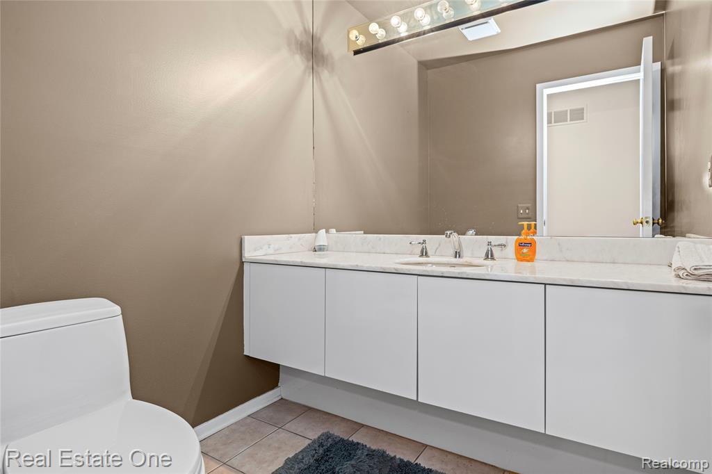 5000 Mirror Lake Court, 19, West Bloomfield, MI 48323 — Photo 26