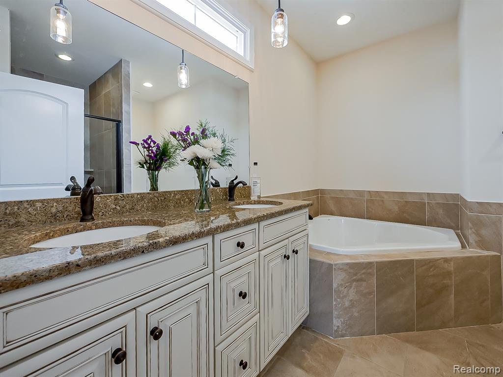 7212 Berry, West Bloomfield, MI — Photo 32