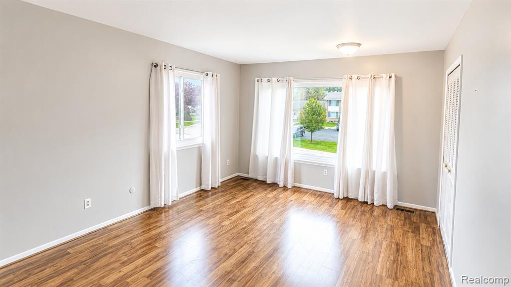 50126 Helfer, Wixom, MI 48393 — Photo 10