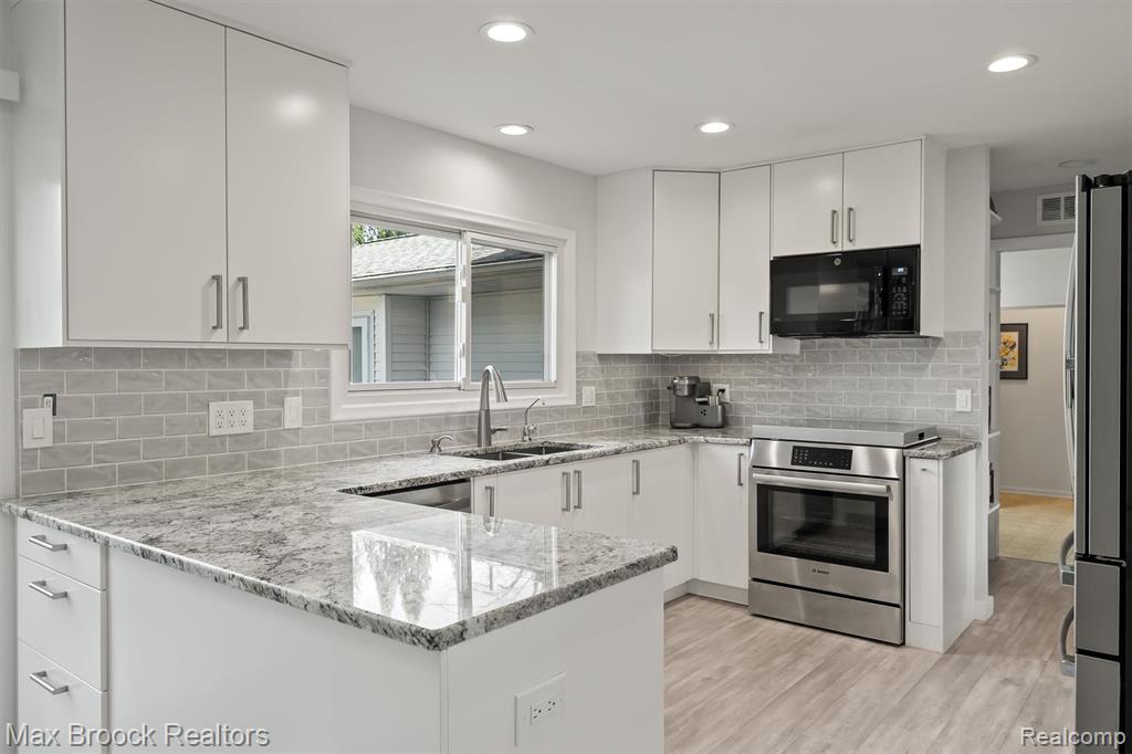 6540 Alderley Way, West Bloomfield, MI — Photo 17