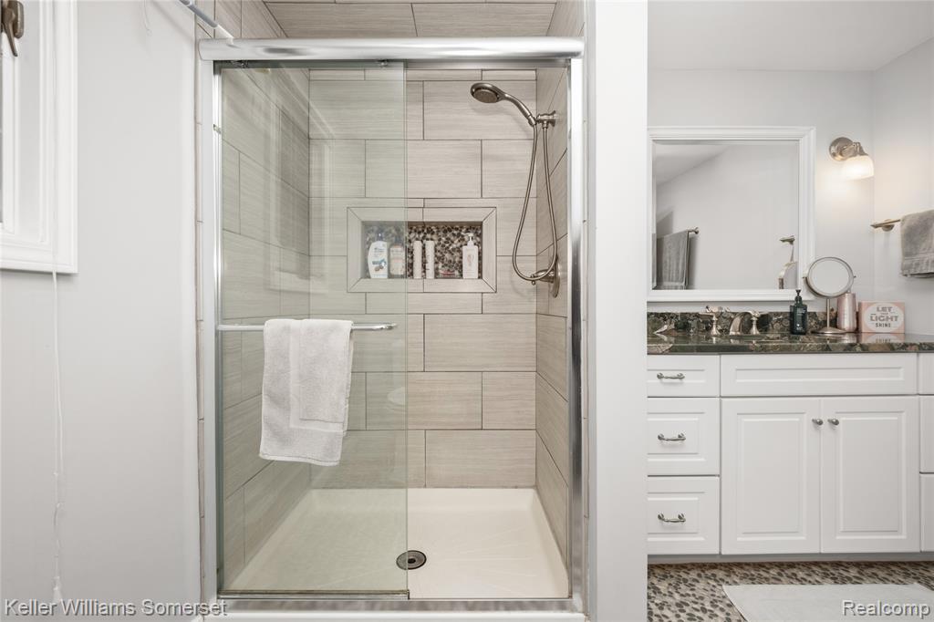 447 Antoinette Drive, Rochester Hills, MI 48309 — Photo 45