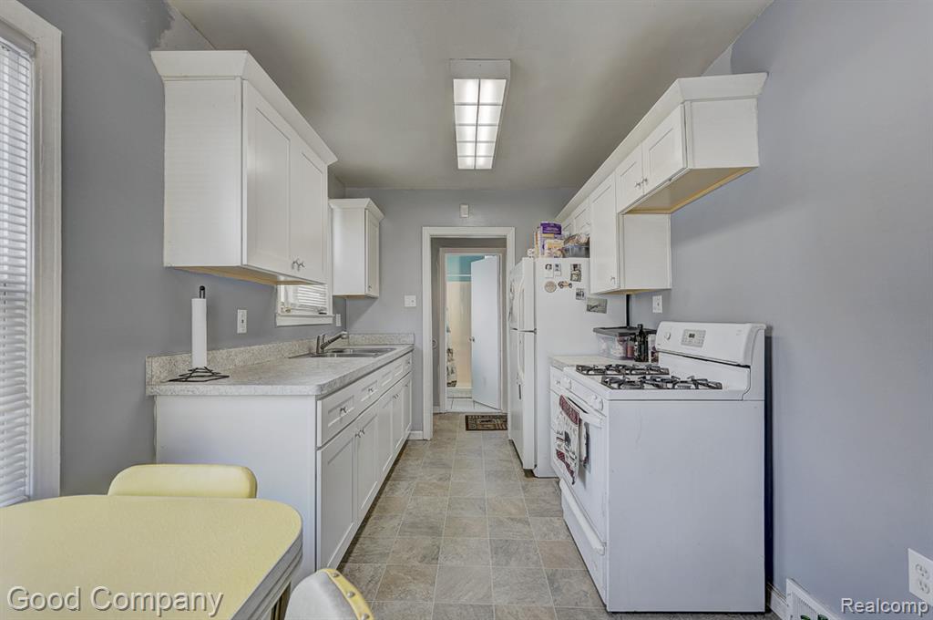 518 E Maxlow Avenue, Hazel Park, MI 48030 — Photo 11