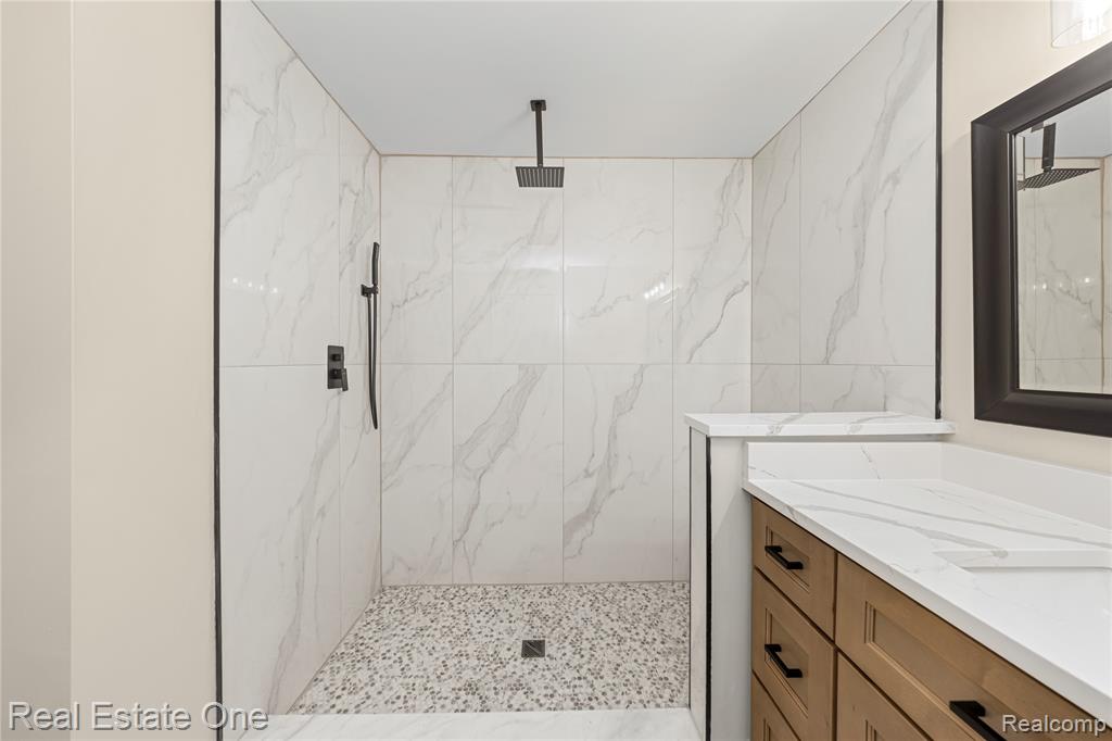 6027 Pebble Lane Court, West Bloomfield, MI — Photo 37