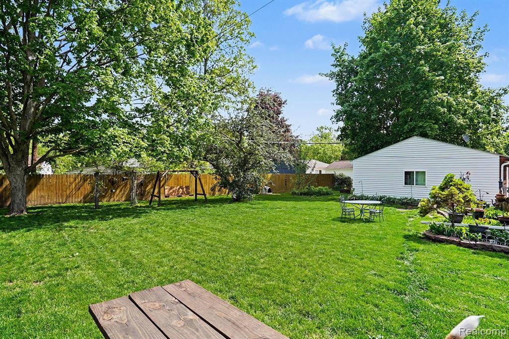 5830 Eldridge Drive, Waterford, MI 48327 — Photo 24