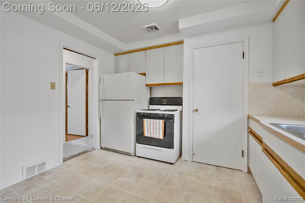 7602 Highview Street, Dearborn Heights, MI 48127 — Photo 18