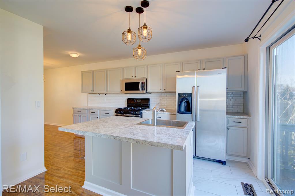8056 LARK Lane, Grand Blanc, MI 48439 — Photo 12