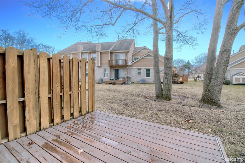 9362 EASTWIND Drive, Livonia, MI 48150 — Photo 34