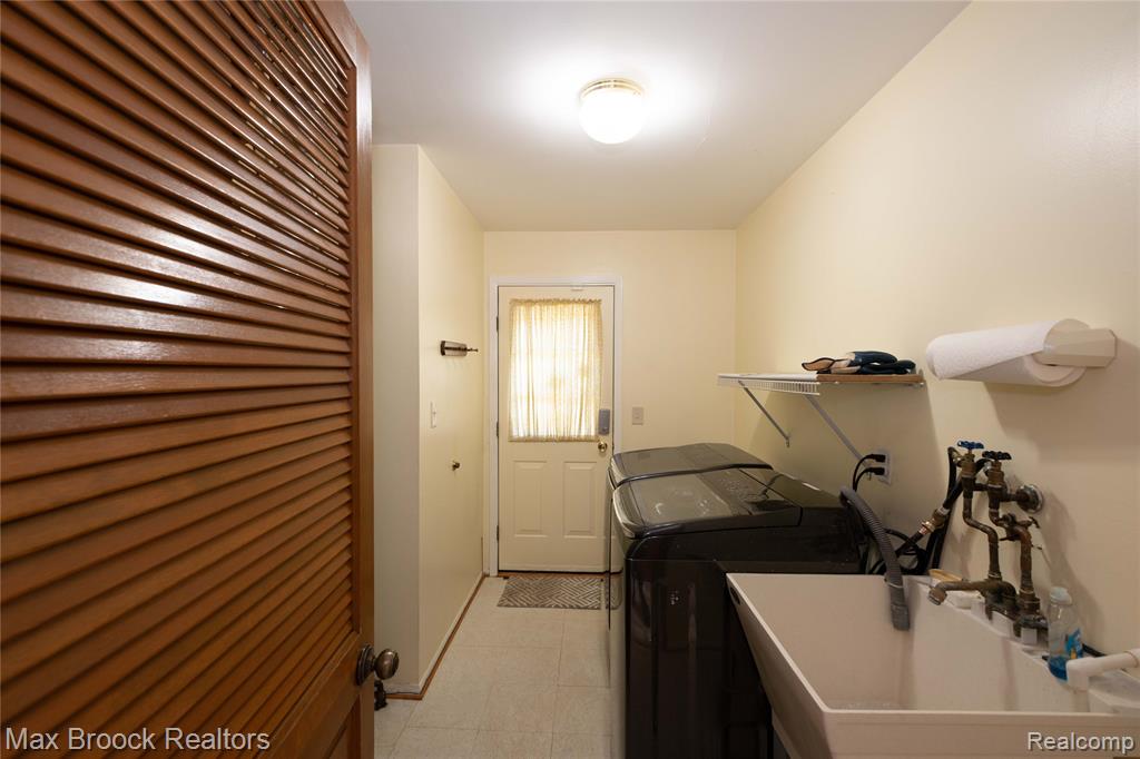 8212 Carrousel Boulevard, Westland, MI — Photo 12